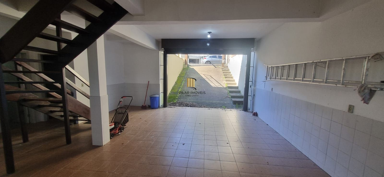 Ótima casa com 3 dormitórios sendo 1suíte e garagem para 4 carros.