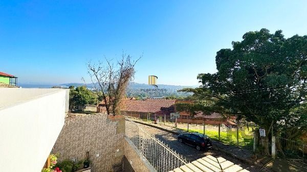 Casa em Porto Alegre, no bairro Espirito Santo, com 3 dormitório(s), e 3 banheiros, à venda.