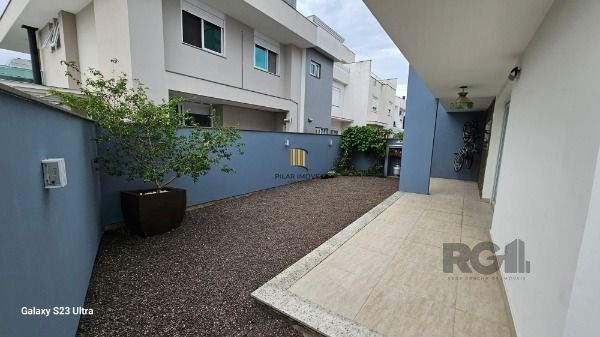 Casa em Porto Alegre, no bairro Hípica, com 3 dormitório(s), e 3 banheiros, à venda.