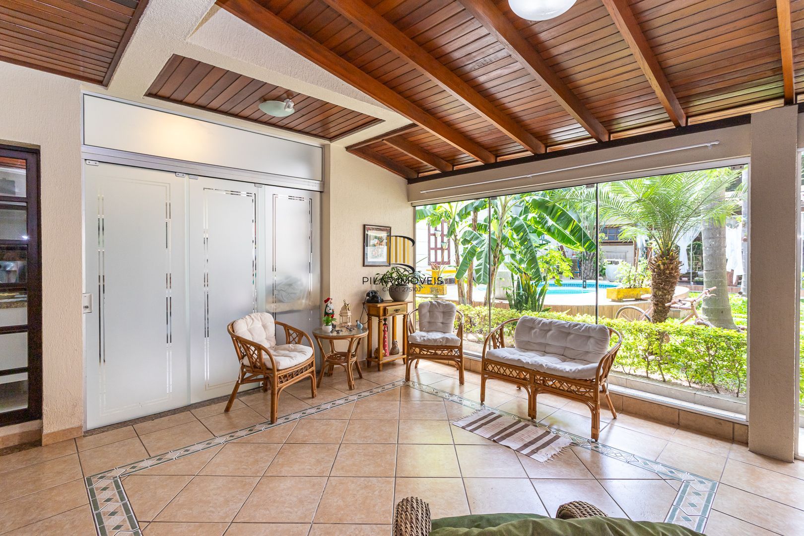 Casa de 272m², 4 dormitórios, 2 suítes e 4 vagas de garagem, no bairro Ipanema, próxima à orla do Guaíba.