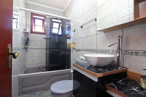 Casa Condominio em Porto Alegre, no bairro Ipanema, com 3 dormitório(s), e 3 banheiros, à venda.