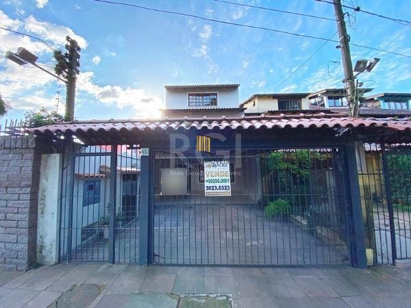 Casa em Porto Alegre, no bairro Ipanema, com 4 dormitório(s), e 4 banheiros, à venda.