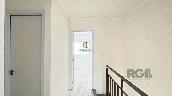 Casa em Porto Alegre, no bairro Vila Nova, com 2 dormitório(s), e 2 banheiros, à venda.