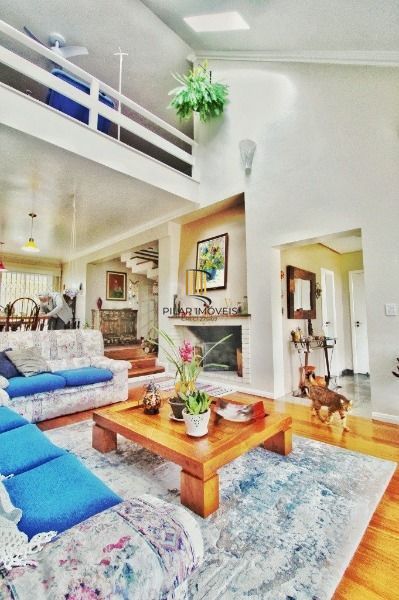 Casa em Porto Alegre, no bairro Jardim Isabel, com 4 dormitório(s), e 4 banheiros, à venda.