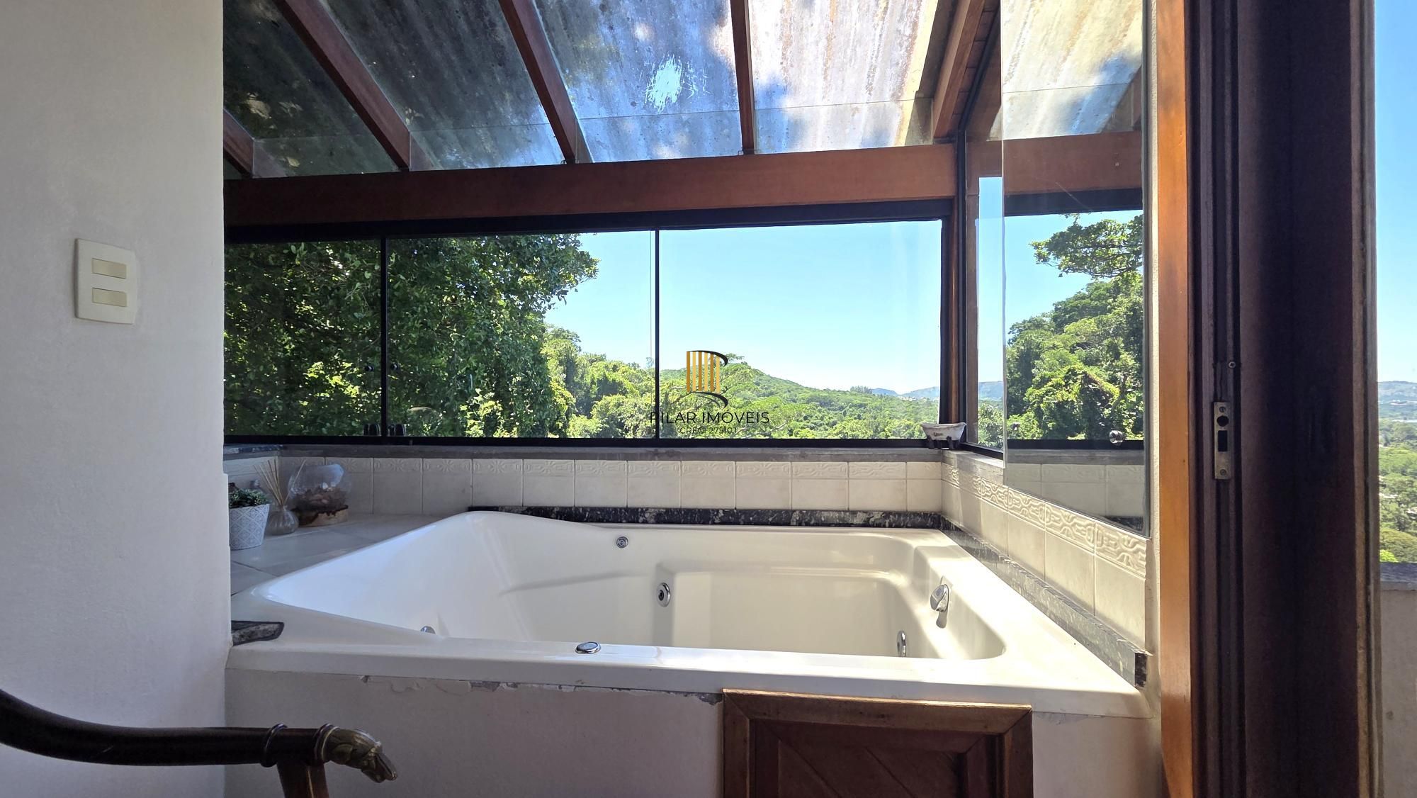 Belíssima residência com 4 dormitórios, 2 suítes com closet e vista deslumbrante para o Guaíba.