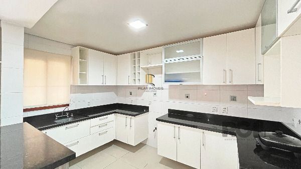 Casa em Porto Alegre, no bairro Hípica, com 3 dormitório(s), e 3 banheiros, à venda.