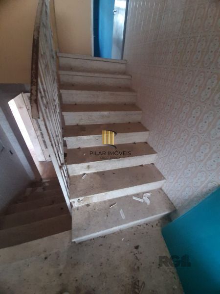 Casa em Porto Alegre, no bairro Cristal, com 4 dormitório(s), e 4 banheiros, à venda.