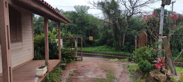 Casa em Porto Alegre, no bairro Campo Novo, com 3 dormitório(s), e 3 banheiros, à venda.