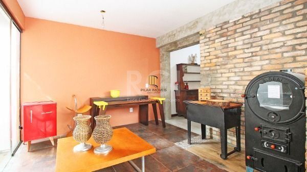 Casa em Porto Alegre, no bairro Hípica, com 3 dormitório(s), e 3 banheiros, à venda.