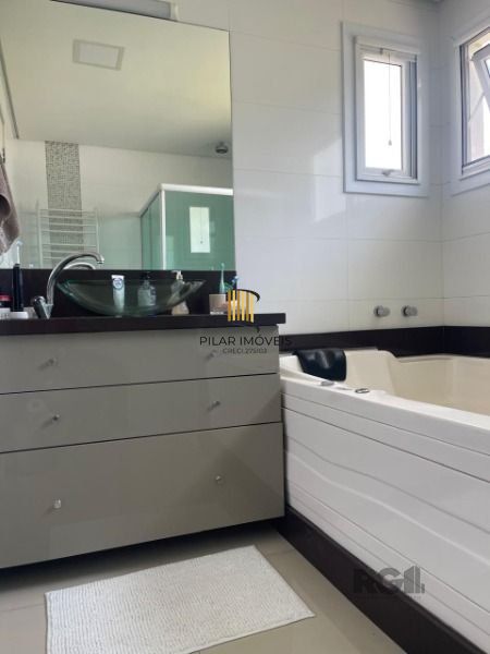 Casa Condominio em Porto Alegre, no bairro Jardim Carvalho, com 3 dormitório(s), à venda.