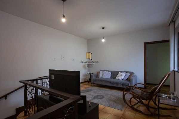 Casa em Porto Alegre, no bairro Medianeira, com 5 dormitório(s), e 5 banheiros, à venda.