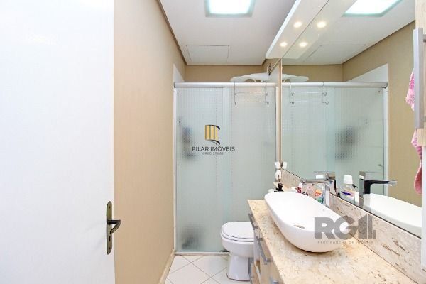 Casa em Porto Alegre, no bairro Hípica, com 2 dormitório(s), e 2 banheiros, à venda.