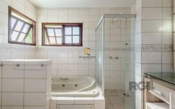 Casa em Porto Alegre, no bairro Aberta dos Morros, com 4 dormitório(s), e 4 banheiros, à venda.