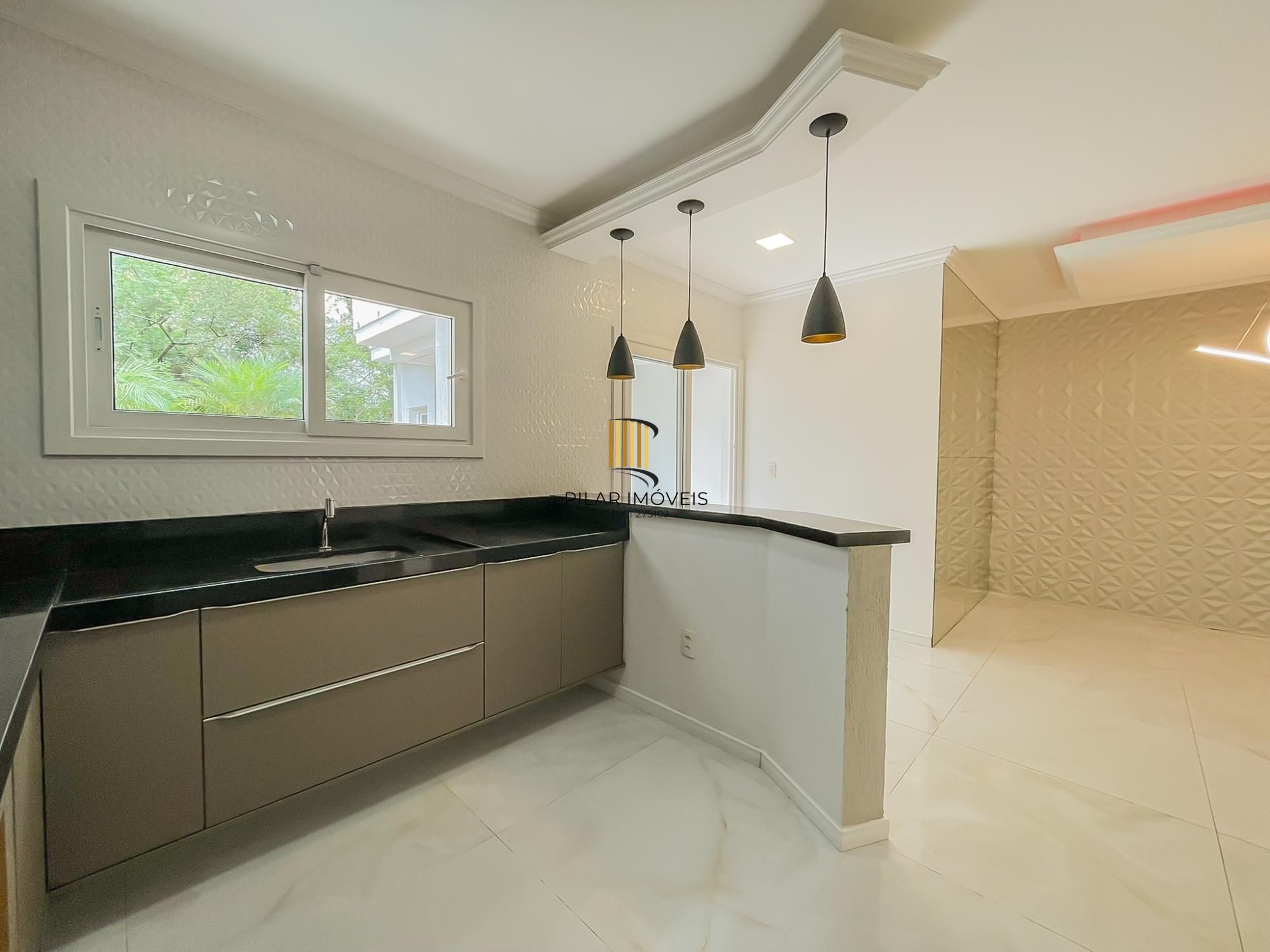 Casa ampla com piscina e suíte diferenciada em condomínio no Lagos de Ipanema zona Sul de Porto Alegre !