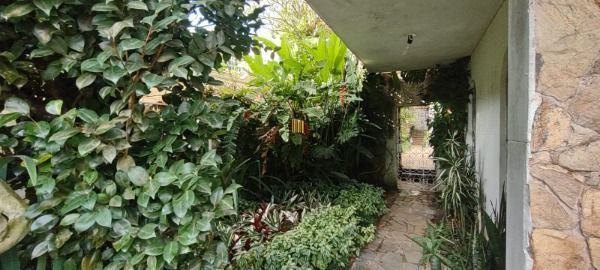 Casa em Porto Alegre, no bairro Jardim Isabel, com 5 dormitório(s), e 5 banheiros, à venda.