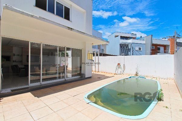 Casa em Porto Alegre, no bairro Hípica, com 3 dormitório(s), e 3 banheiros, à venda.