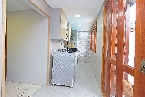 Casa em Porto Alegre, no bairro Hípica, com 3 dormitório(s), e 3 banheiros, à venda.