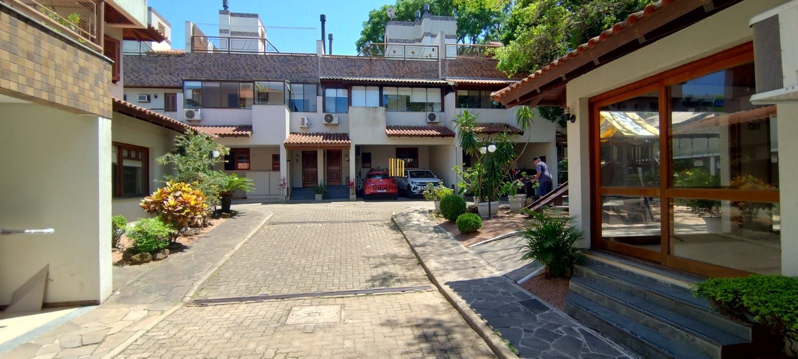 Linda Residência com 3 dormitórios sendo 1 suíte no Jardim Isabel.