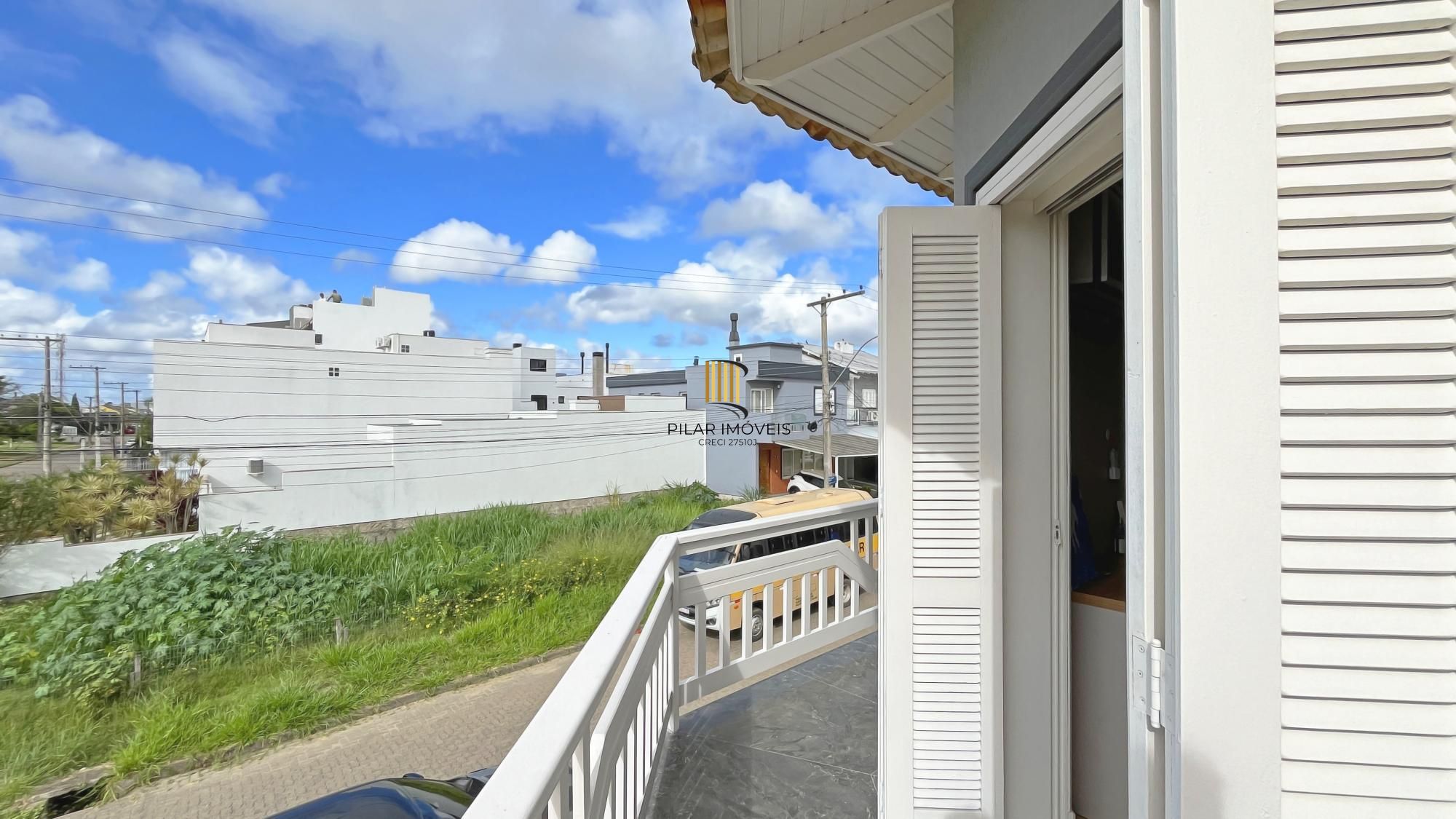 Casa 3 dormitórios no bairro Hípica