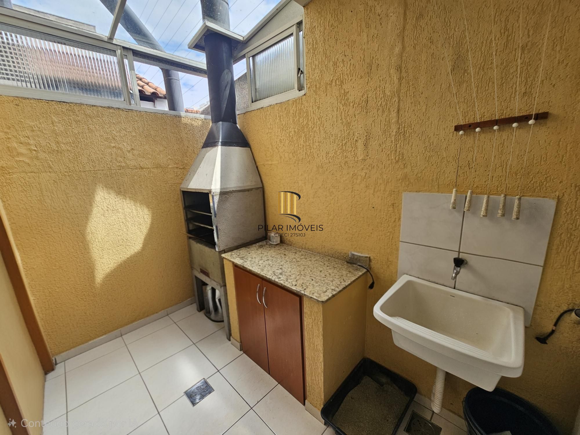 Casa 3 dormitórios em condomínio no bairro Camaquã, a 50 mts da Otto Niemayer.