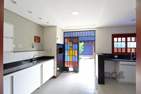 Casa em Porto Alegre, no bairro Hípica, com 3 dormitório(s), e 3 banheiros, à venda.