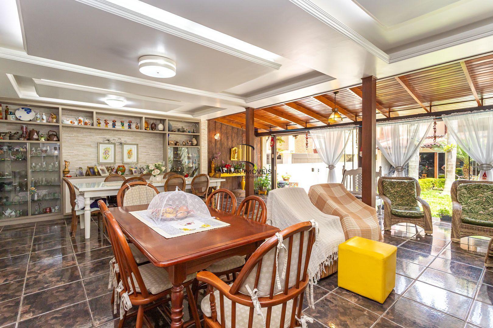 Casa de 272m², 4 dormitórios, 2 suítes e 4 vagas de garagem, no bairro Ipanema, próxima à orla do Guaíba.