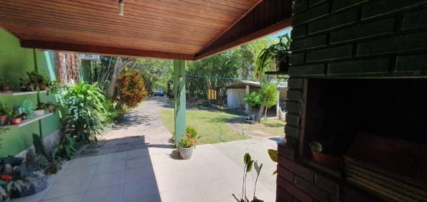Casa em Porto Alegre, no bairro Ponta Grossa, com 3 dormitório(s), e 3 banheiros, à venda.