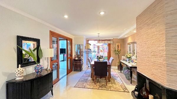 Casa Condominio em Porto Alegre, no bairro Cristal, com 4 dormitório(s), e 4 banheiros, à venda.