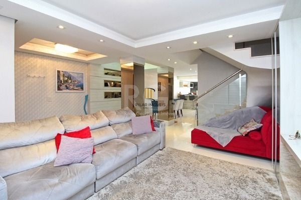 Casa em Porto Alegre, no bairro Ipanema, com 4 dormitório(s), e 4 banheiros, à venda.