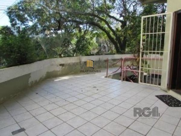 Casa em Porto Alegre, no bairro Nonoai, com 4 dormitório(s), e 4 banheiros, à venda.