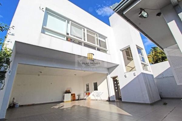Casa para Venda - 374m², 4 dormitórios, sendo 1 suites, 3 vagas - Guarujá