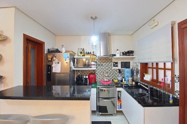 Casa em Porto Alegre, no bairro Hípica, com 3 dormitório(s), e 3 banheiros, à venda.