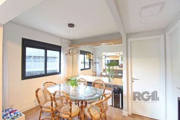 Apartamento em Porto Alegre, no bairro Cristal, com 2 dormitório(s), e 2 banheiros, à venda.