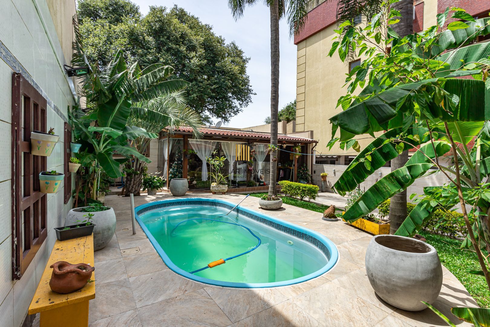 Casa de 272m², 4 dormitórios, 2 suítes e 4 vagas de garagem, no bairro Ipanema, próxima à orla do Guaíba.