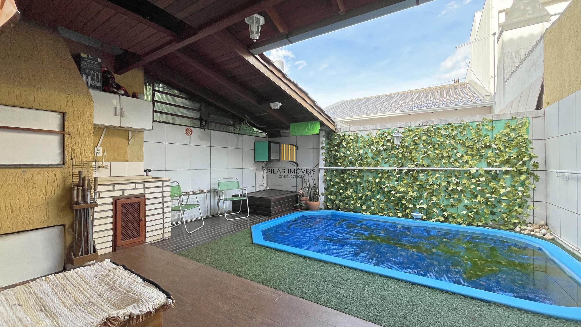 Casa em Porto Alegre, no bairro Hípica, com 3 dormitório(s), e 3 banheiros, à venda.