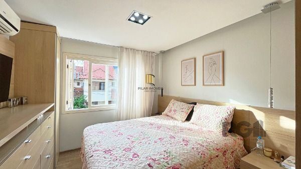 Casa em Porto Alegre, no bairro Campo Novo, com 3 dormitório(s), e 3 banheiros, à venda.