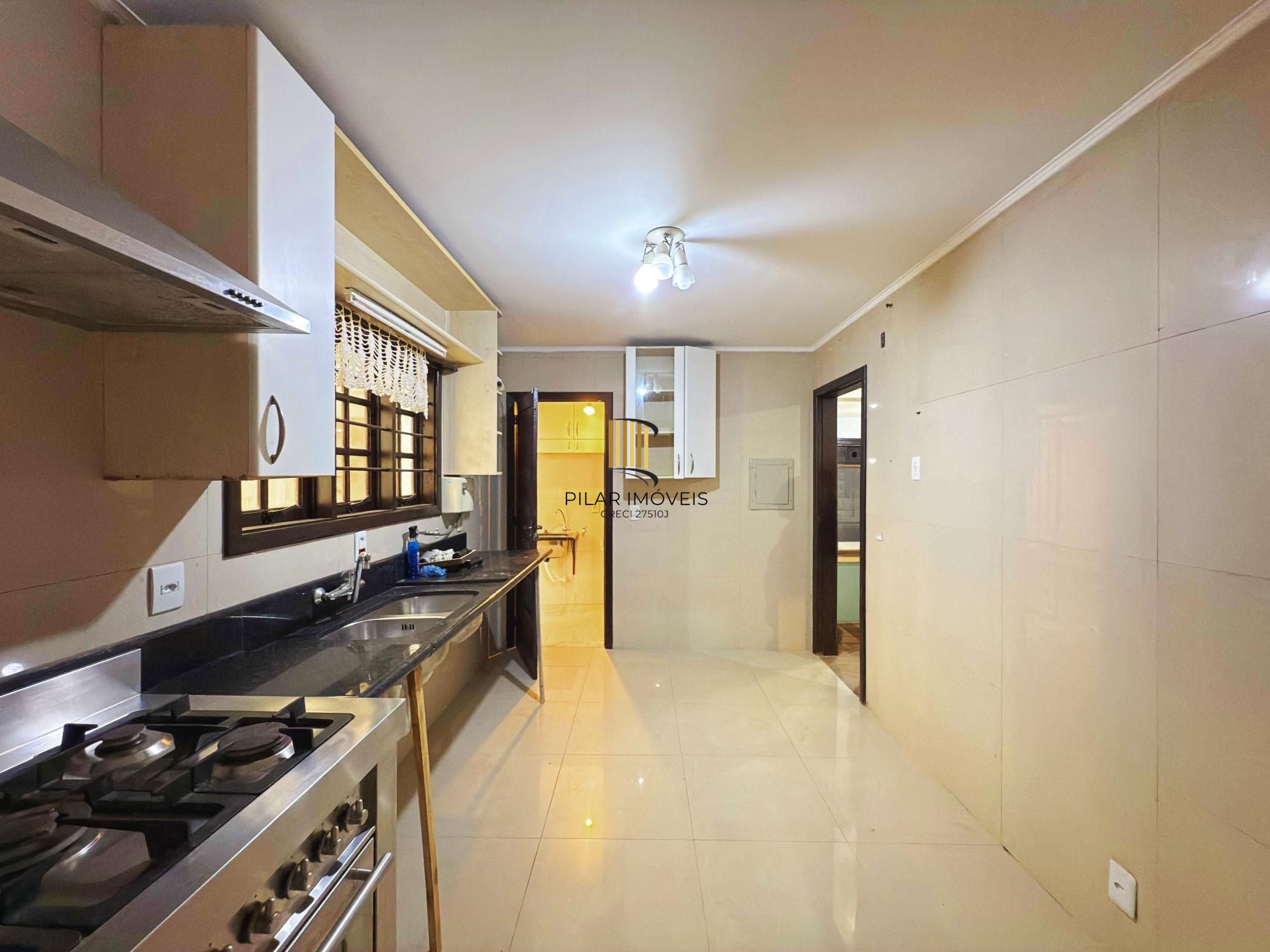 Residência á venda no bairro Guarujá com 2 dormitórios.