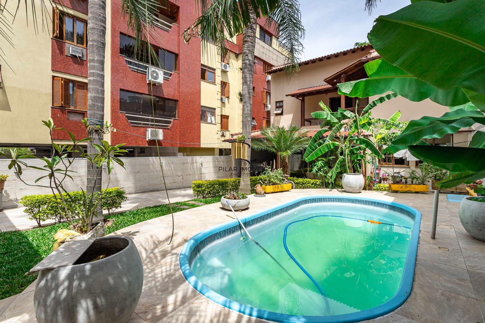 Casa de 272m², 4 dormitórios, 2 suítes e 4 vagas de garagem, no bairro Ipanema, próxima à orla do Guaíba.