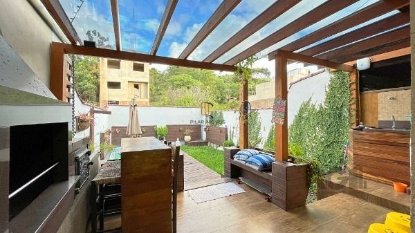 Casa em Porto Alegre, no bairro Campo Novo, com 3 dormitório(s), e 3 banheiros, à venda.