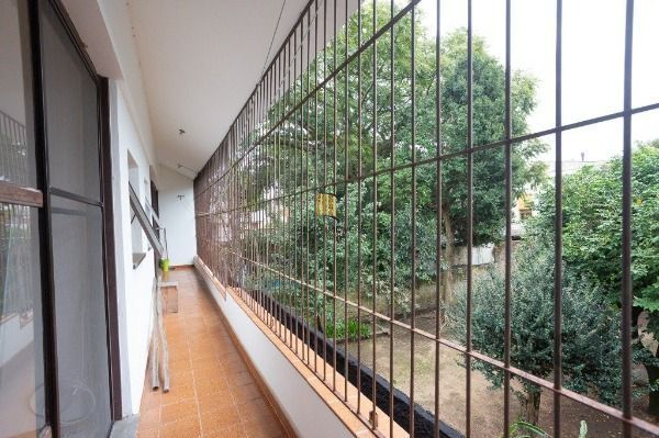 Casa em Porto Alegre, no bairro Medianeira, com 5 dormitório(s), e 5 banheiros, à venda.