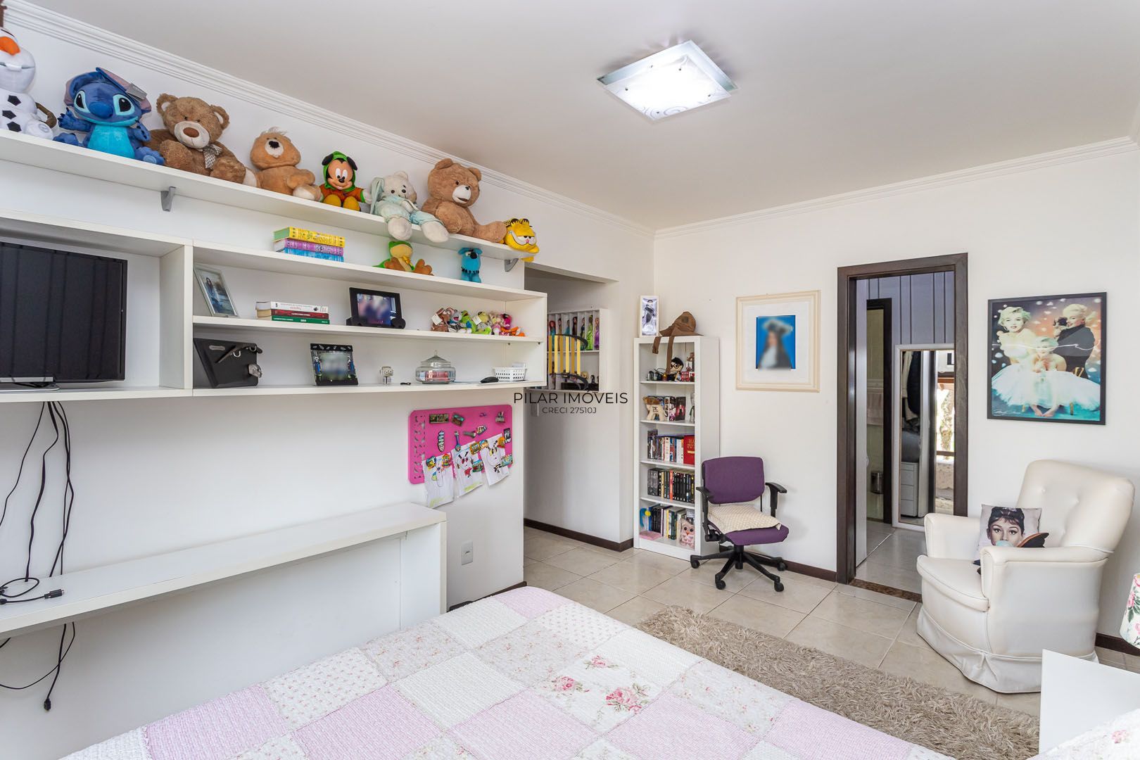 Casa de 272m², 4 dormitórios, 2 suítes e 4 vagas de garagem, no bairro Ipanema, próxima à orla do Guaíba.