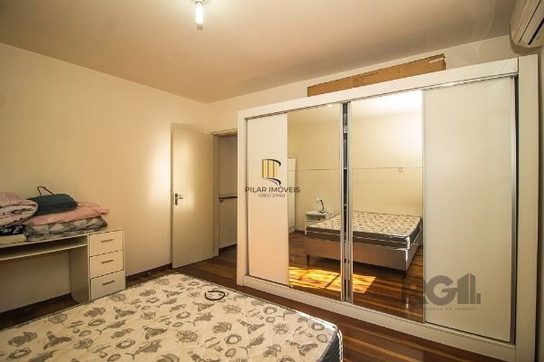 Casa em Porto Alegre, no bairro Vila Nova, com 6 dormitório(s), e 6 banheiros, à venda.