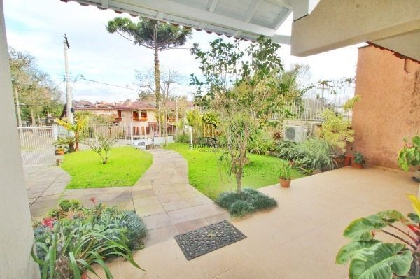 Casa em Porto Alegre, no bairro Jardim Isabel, com 4 dormitório(s), e 4 banheiros, à venda.