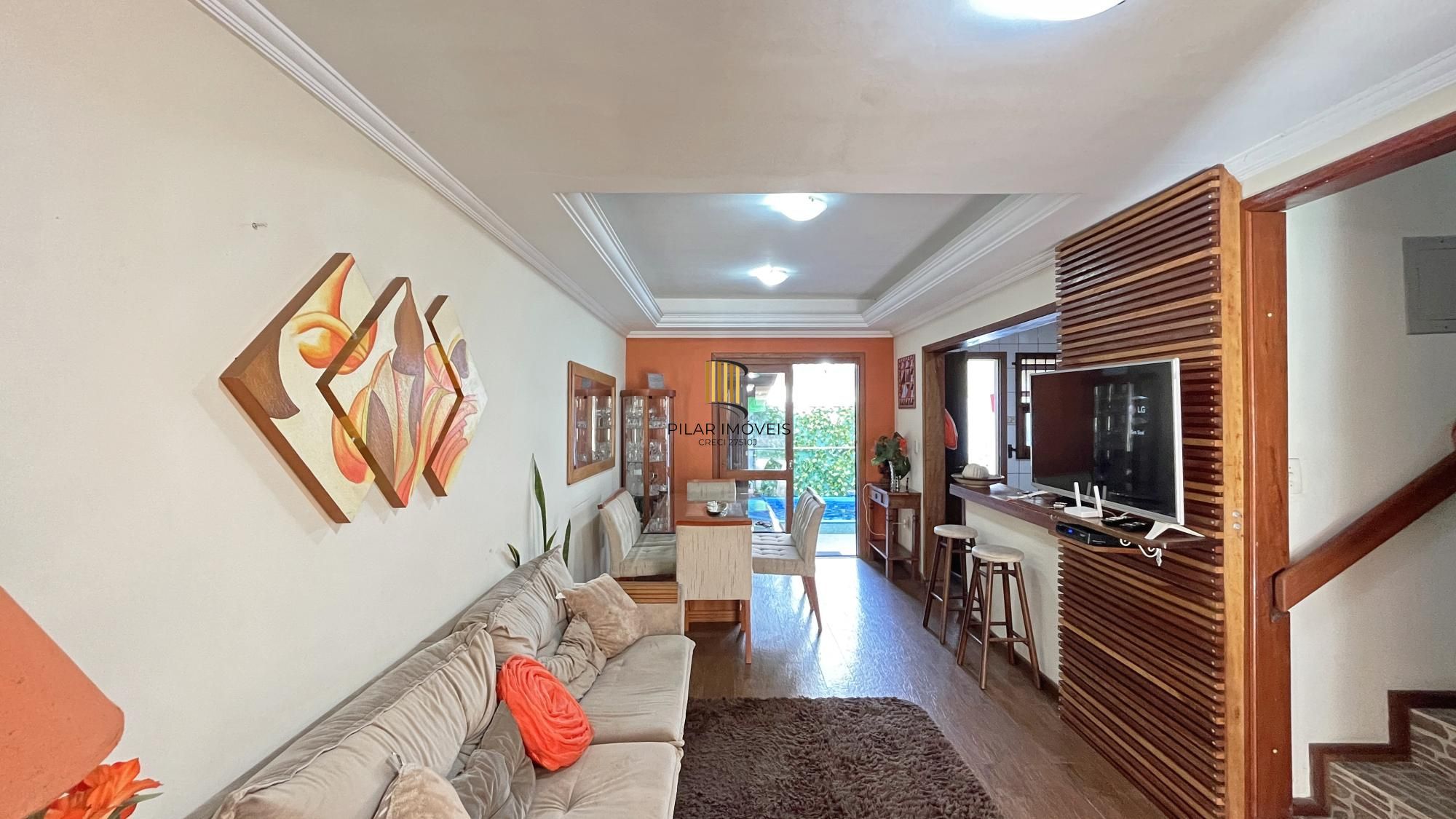Casa em Porto Alegre, no bairro Hípica, com 3 dormitório(s), e 3 banheiros, à venda.