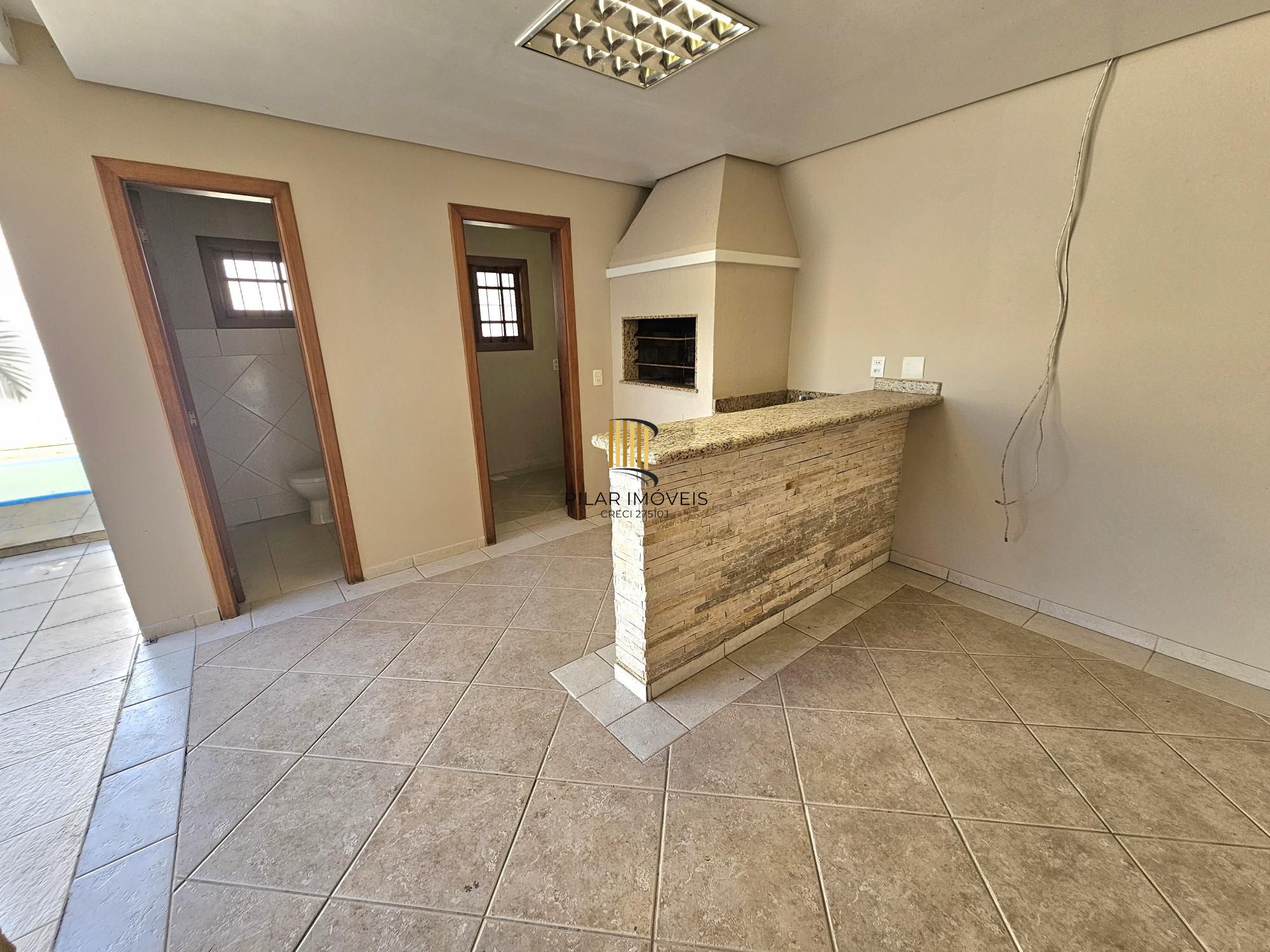 Sobrado 3 dormitórios com lareira, churrasqueira, piscina, 4 vagas garagem com 196,00m² de área construída no bairro Hípica !