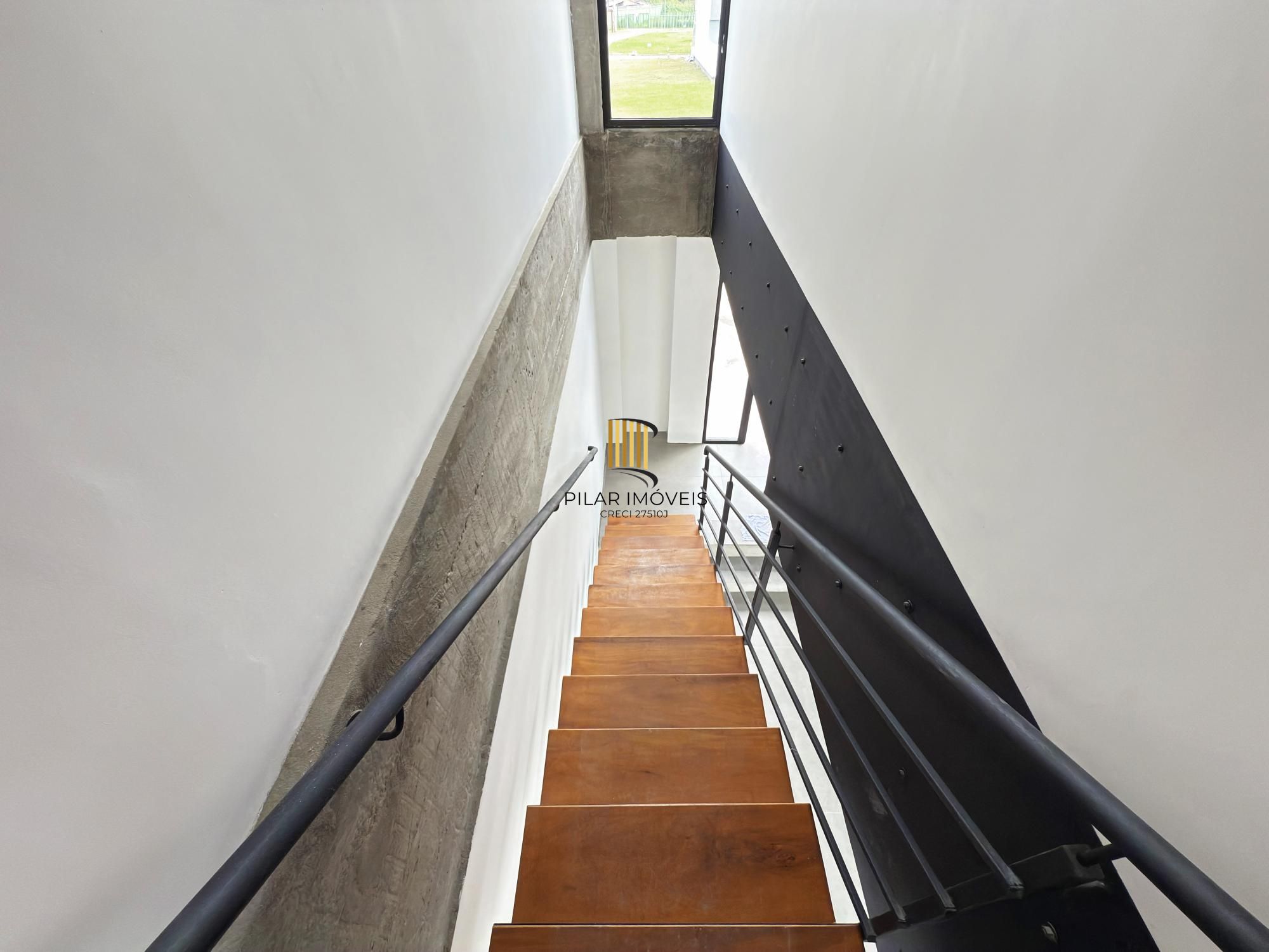 Sobrado em condomínio em Porto Alegre, no bairro Hípica, com 3 dormitórios.