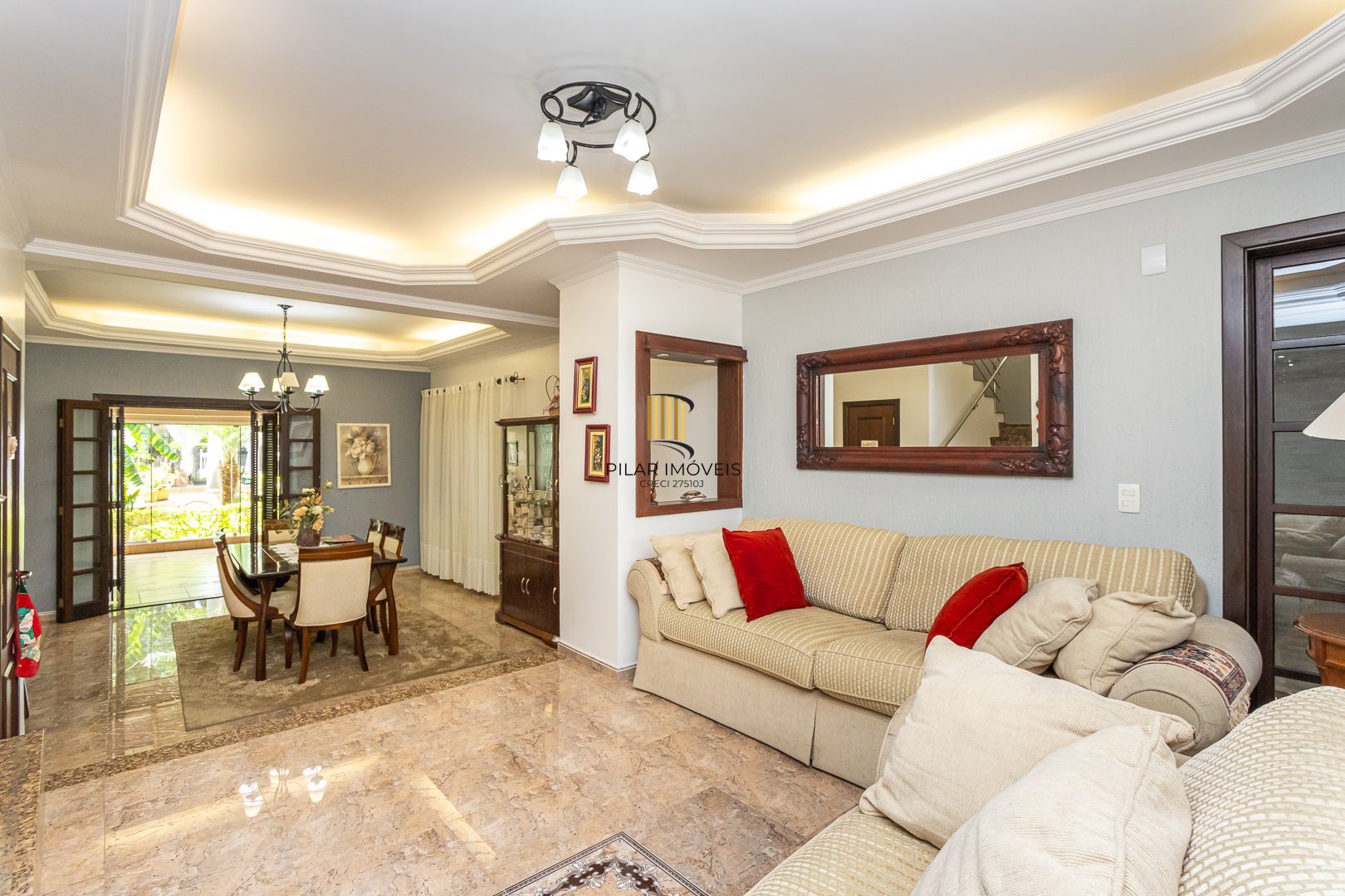 Casa de 272m², 4 dormitórios, 2 suítes e 4 vagas de garagem, no bairro Ipanema, próxima à orla do Guaíba.