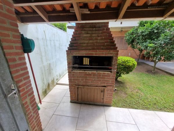 Sobrado em Porto Alegre, no bairro Ponta Grossa, com 4 dormitório(s), e 4 banheiros, à venda.