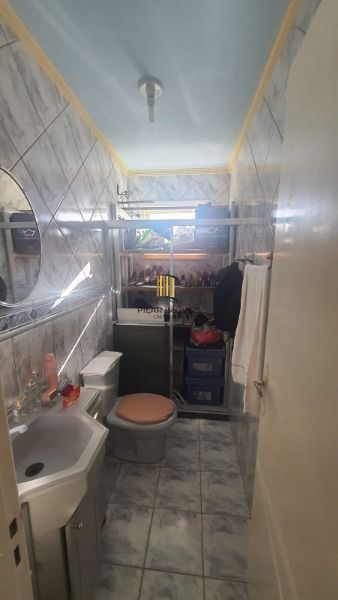 Casa em Porto Alegre, no bairro Vila Nova, com 3 dormitório(s), e 3 banheiros, à venda.