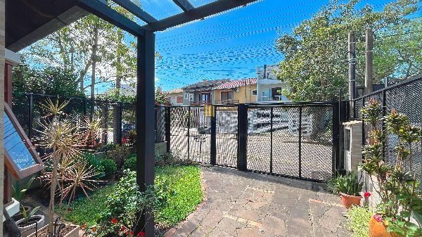 Casa em Porto Alegre, no bairro Hípica, com 3 dormitório(s), e 2 banheiros, à venda.